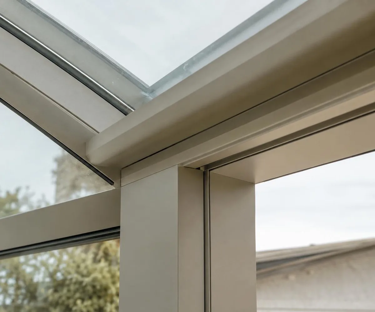 Détail d'une structure de véranda en aluminium vue de l'intérieur